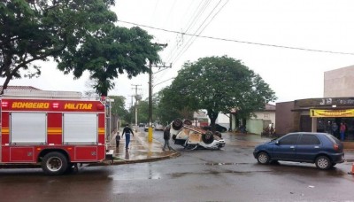 Acidente de trânsito com capotamento ocorreu na manhã do dia 14 de agosto em Dourados (Foto: André Bento)