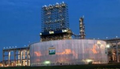 O reajuste da Petrobras é aplicado sobre o preço do combustível na porta de saída das refinarias ---- Divulgação/Petrobras