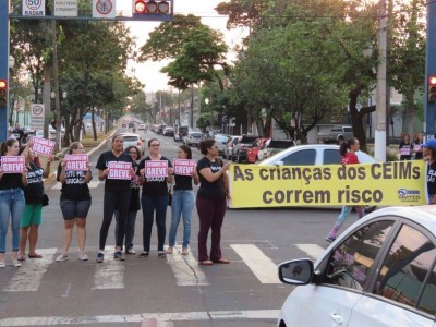 Educadores em greve fizeram panfletagem no centro após receberem ofício com negativa de negociação da prefeitura (Foto: Divulgação/Simted)