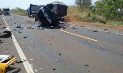 Colisão entre carreta e camionete na BR-163 deixa um motorista morto e outro ferido