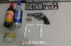 Bebidas, drogas e arma foram apreendidas no local da festa (Foto: Divulgação/PM)