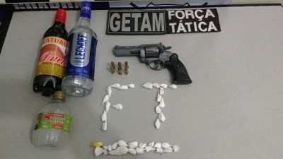 Bebidas, drogas e arma foram apreendidas no local da festa (Foto: Divulgação/PM)