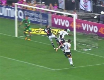 Gol de mão de Jô leva CBF a antecipar árbitro de vídeo no Campeonato Brasileiro (Foto: reprodução/vídeo)