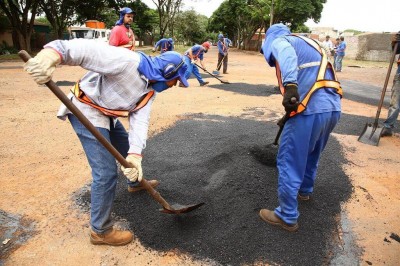 Suspenso desde agosto, tapa-buracos deixou de ser feito em período de estiagem e só deve voltar em meses chuvosos (Foto: A. Frota)