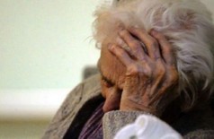 Idosa de 71 anos é estuprada e agredida após ser arrastada para terreno baldio