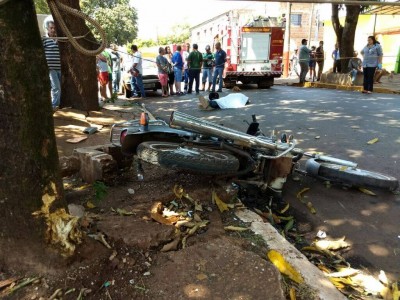 Motociclista perde o controle, bate em árvore e morre em Dourados (Foto: Sidnei Bronka)