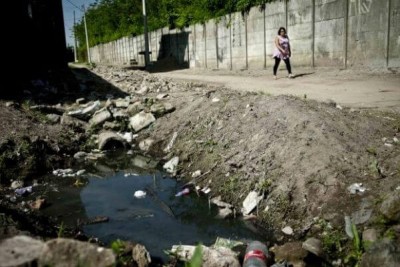 No país, 45% dos brasileiros não têm acesso a serviço adequado de esgoto --- Foto: Marcelo Camargo