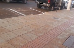 Caminhonete em vaga para deficientes físicos não tinha identificação para estacionar ali, segundo leitor (Foto: 94FM)