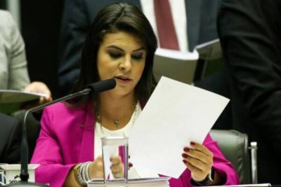 A deputada Mariana Carvalho lê denúncia da PGR contra o presidente  Temer (Foto: Marcelo Camargo/Agência Brasil)