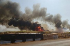 Fogo atingiu canavial em agosto deste ano e mobilizou Corpo de Bombeiros para conter as chamas (Foto: Sidnei Bronka/Arquivo94FM)