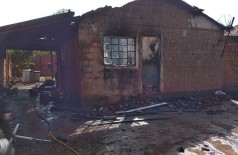 O fogo foi apagado, mas as chamas destruíram a casa  --- (Foto: Adilson Domingos)