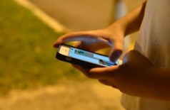 Pesquisa TIC Kids Online aponta que a maioria dos jovens de 9 a 17 anos das classes D e E acessa internet apenas pelo celular --- Valter Campanato/Agência Brasil