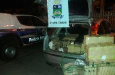 Veículo roubado com drogas foi apreendido (Foto: Divulgação/PM)