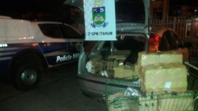Veículo roubado com drogas foi apreendido (Foto: Divulgação/PM)