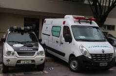 A ambulância em frente à 21ª DP Foto: Fabiano Rocha / Agência O Globo