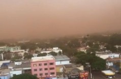 Mudança climática provocou vendaval com muita poeira, destruição e raios em Dourados (Foto: Reprodução/Facebook Marçal Filho)