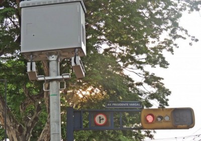 Radares em semáforos de Dourados serão retirados e instalados em outros pontos (Foto: Arquivo/Karol Chicoski/94FM)