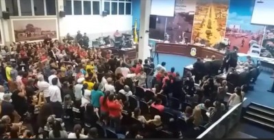 Por causa das vaias e barulhos de apitos das centenas de pessoas que ocupavam o plenário, a sessão foi encerrada antes da hora.  -- (Foto: reprodução)