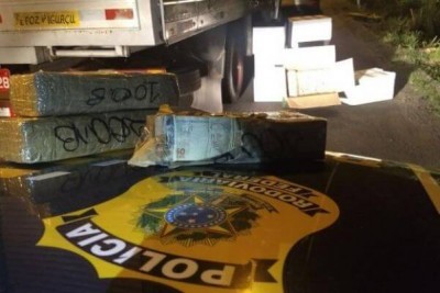 PRF apreende caminhão em Curitiba com mais de R$ 12 milhões escondidos na carga (Foto: Divulgação/PRF)
