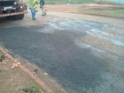 Empenhos de mais de meio milhão de reais foram feitos pela prefeitura para empresa retomar tapa-buracos em Dourados (Foto: 94FM)