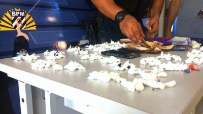 Papelotes de cocaína foram apreendidos (Foto: Divulgação/PM)