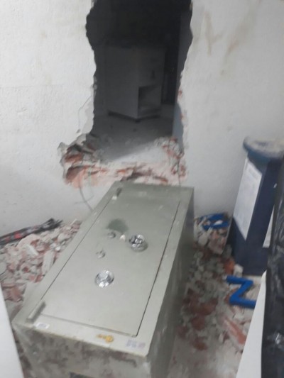 Os bandidos quebraram a parede de uma sala para chegar até o cofre e levaram mais de R$ 52 mil (Foto: divulgação)