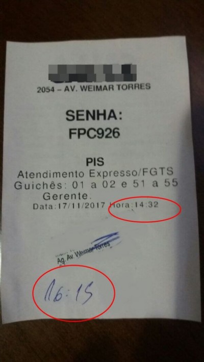 Bilhete informando o horário que ela chegou no banco e o carimbo informando a hora do atendimento (Foto: divulgação)