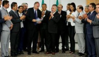 O presidente Michel Temer anuncia o auxílio financeiro aos municípios durante encontro com Paulo Ziulkoski, presidente da CNM --- Foto: Alan Santos/PR