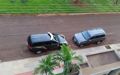 Viatura da PF na manhã desta quinta-feira (23) na Rua Quintino Bocaiuva, em Dourados (Fotos: Karol Chicoski)