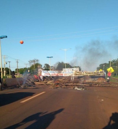 Manifestantes colocara foto em galhos de árvores e pneus na via (Foto: divulgação)