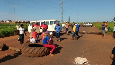 Os índios bloquearam as duas vias (Foto: Maciel Arruda )