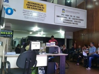 Contribuintes aguardam atendimento na Central do Cidadão, nesta terça de manhã (Foto: Helio de Freitas/Campo Grande News)