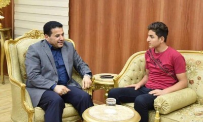 O ministro de Interior do Iraque, Qasim al-Araji, se encontra com o adolescente iraquiano Osama Bin Laden em Bagdá - STRINGER / AFP