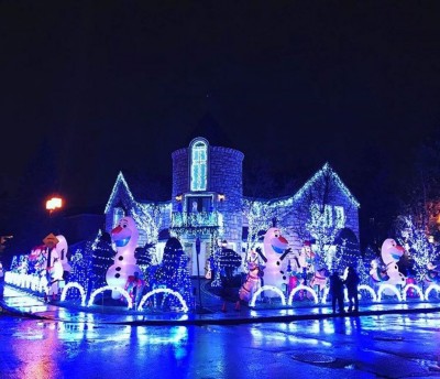 Homem transforma sua casa em atração turística com decoração de Natal (Foto: reprodução/iG)