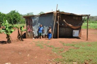 As crianças da comunidade são as que mais sofrem intoxicação alimentar, consequência da falta de energia (Foto: Divulgação/MPF-MS)