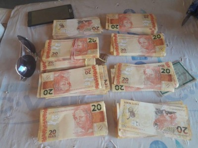 Polícia apreende mais de R$ 18 mil em notas falsas com família na BR-463 (Foto: DOF/Sejusp)