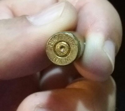 Cápsula de munição calibe 9 milímetros foi encontrada no local do crime (Foto: Sidnei Bronka/94FM)