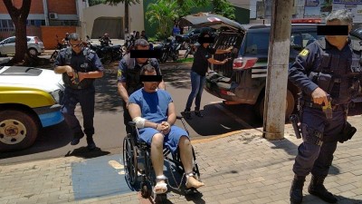 Transferência do suspeito do HU até o Fórum exigiu forte apoio de escolta policial (Foto: Adilson Domingos)