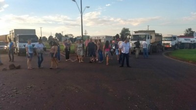 A população da localidade fechou a rodovia e liberava aos poucos os veículos (Foto: 94FM)