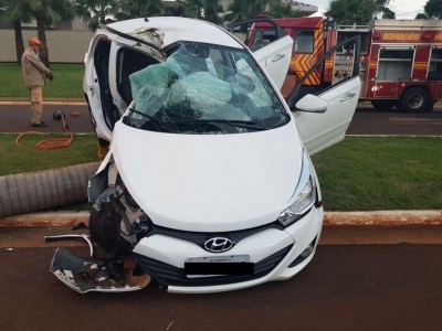Veículo com placas de Dourados ficou destruído em acidente (Foto: Reprodução)