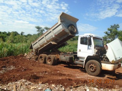 Caminhão flagrado descartando restos de construção civil em área de proteção ambiental foi apreendido e o proprietário multado - Divulgação/Imam