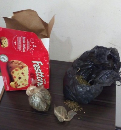 Várias porções de maconha estavam dentro de uma caixa de panetone (Foto: divulgação/PM de Dourados)