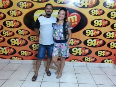 Acompanhada do pai, Juliana visitou a 94FM nesta segunda-feira, empenhada em conseguir realizar o sonho de estudar nos EUA (Foto: André Bento)
