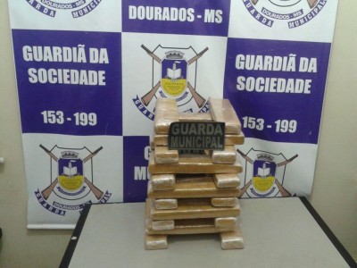 Adolescente de 16 anos é apreendida na rodoviária de Dourados com mais de 22 quilos de maconha (Foto: Karol Chicoski/94FM)