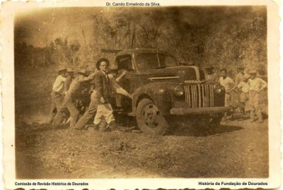 Doutor Camilo Ermelindo da Silva e seu caminhão atolado na antiga Rua Pernambuco, atual Presidente Vargas (Foto: CDR-UFGD)
