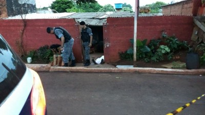 Familiar da vítima ficou desesperada ao lado do corpo já sem vida (Foto: Sidnei Bronka)