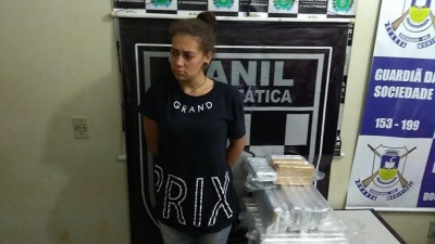 Em Dourados, cão farejador ajuda PM a encontrar droga escondida em mala e mulher acaba presa (Foto: Adilson Domingos)
