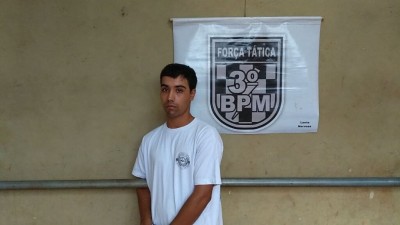 O jovem acabou confessando que estava vendendo drogas. Ele foi autuado em flagrante (Foto: Adilson Dimingos)