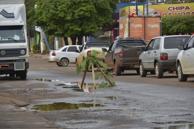 Buraco na Rua Bela Vista, no Jardim Água Boa, ganhou sinalização improvisada para alertar motoristas (Foto: Eliel Oliveira)