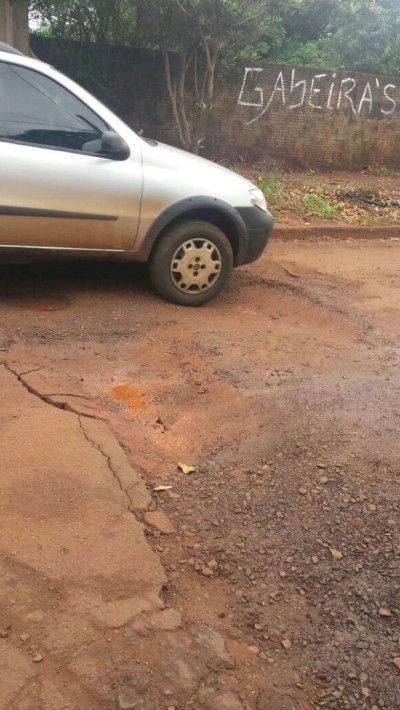 Vala aberta de fora a fora na Rua Clóvis Cersósimo de Souza dificulta trânsito há pelo menos dois meses (Foto 94FM)